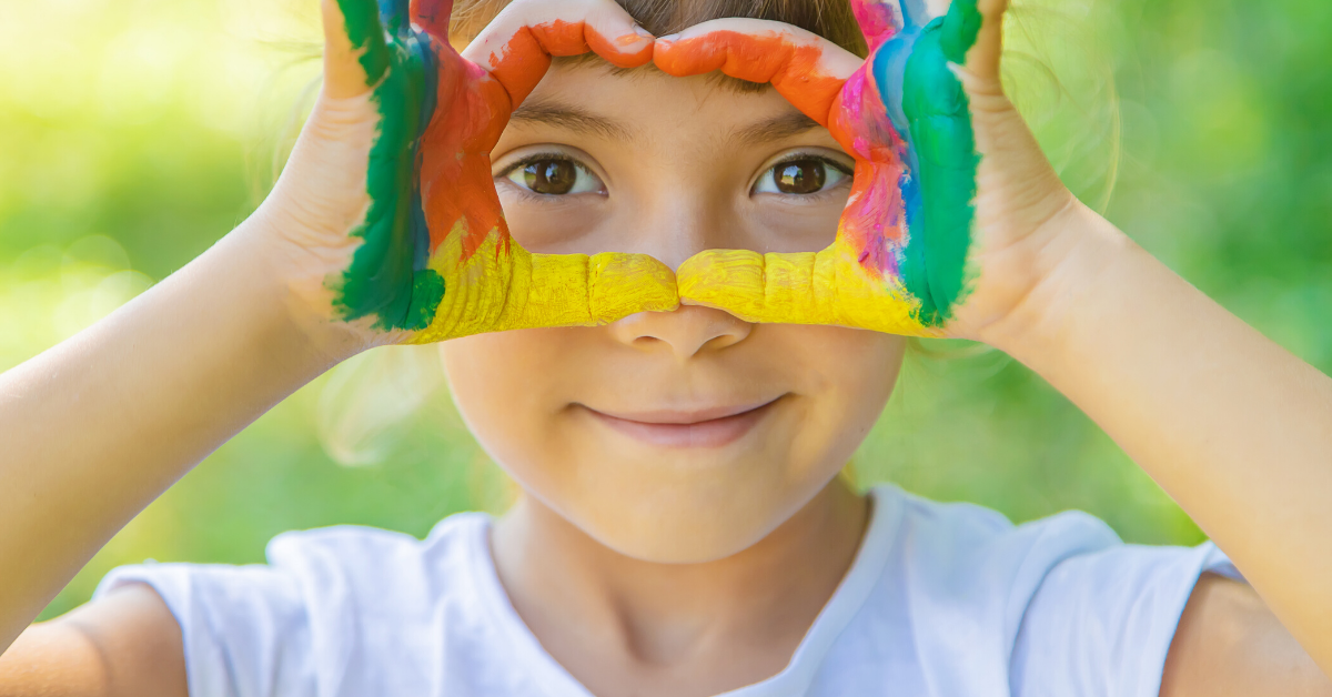 Nena amb joc de pintura a l'estiu