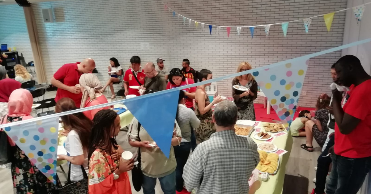 Persones tastant una proposta gastronòmica la festa del Projecte Aferra't