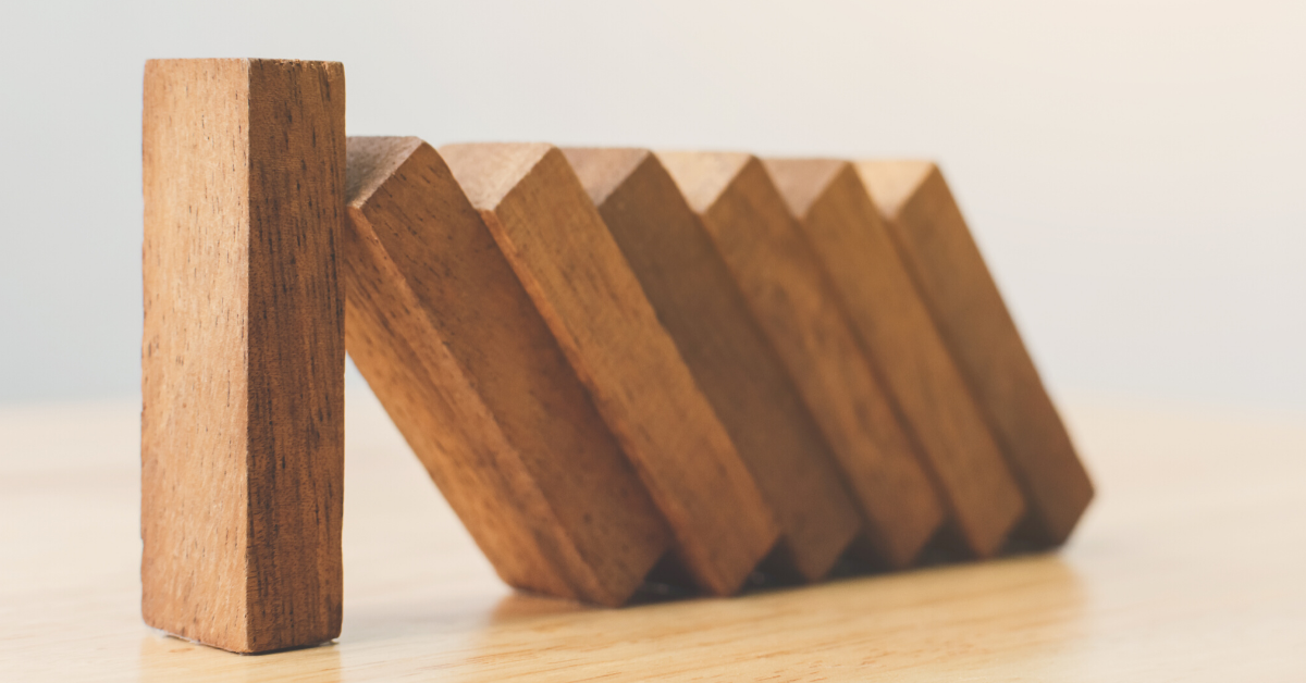 Imagen de banco de imágenes, bloques de madera a punto de caer