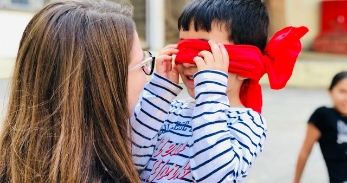 Nen jugant amb educadora del Casal